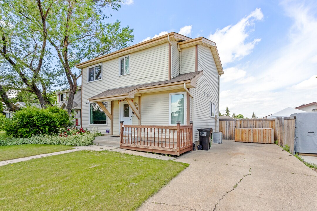 1329-1339 39 St NW in Edmonton, AB - Building Photo