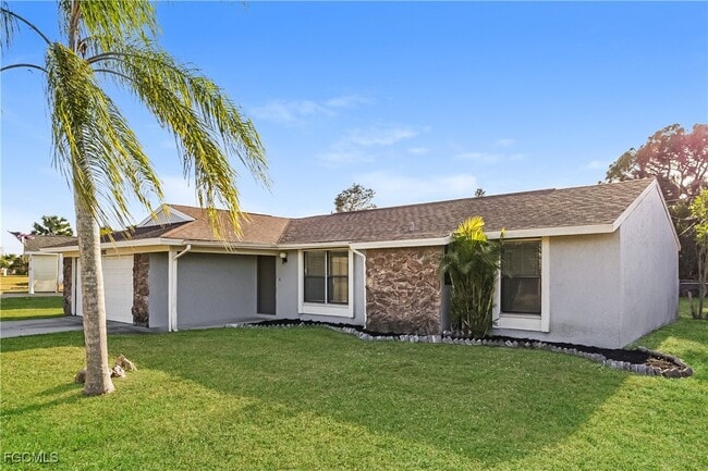 9292 Mooring Cir in Ft. Myers, FL - Building Photo - Building Photo