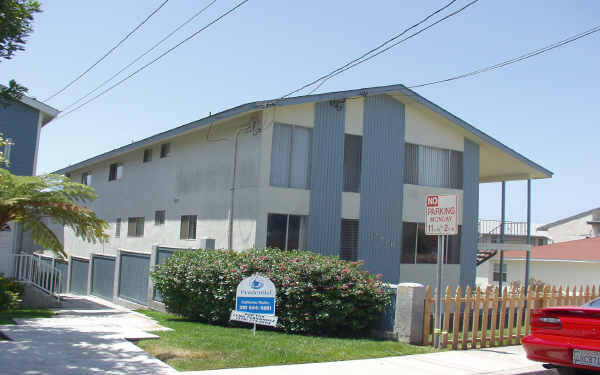 2010 Vanderbilt Ln in Redondo Beach, CA - Building Photo