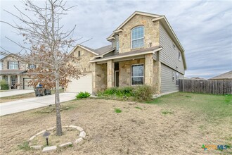 2231 Hawk Dr in New Braunfels, TX - Foto de edificio - Building Photo