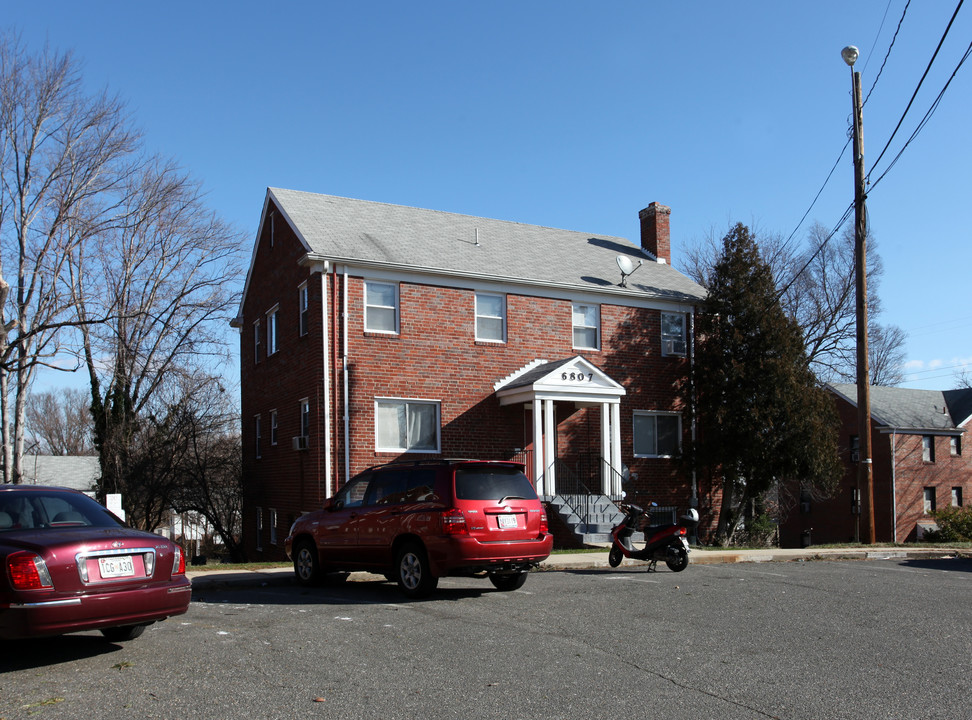 6807 Red Top Rd in Takoma Park, MD - Foto de edificio