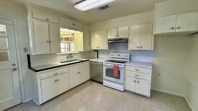 918 Cypress St in Kerrville, TX - Building Photo - Building Photo