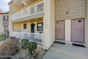 141 Wharfside Dr in Monmouth Beach, NJ - Building Photo