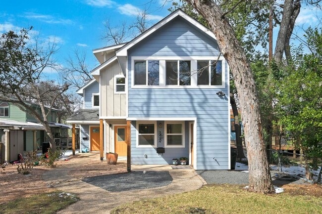 3904 Tonkawa Trail in Austin, TX - Foto de edificio - Building Photo