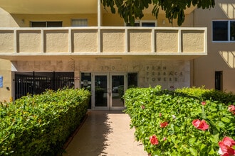 Penn Terrace Towers in Miami Beach, FL - Building Photo - Building Photo