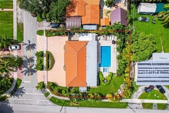 9901 SW 35th Terrace in Miami, FL - Building Photo - Building Photo