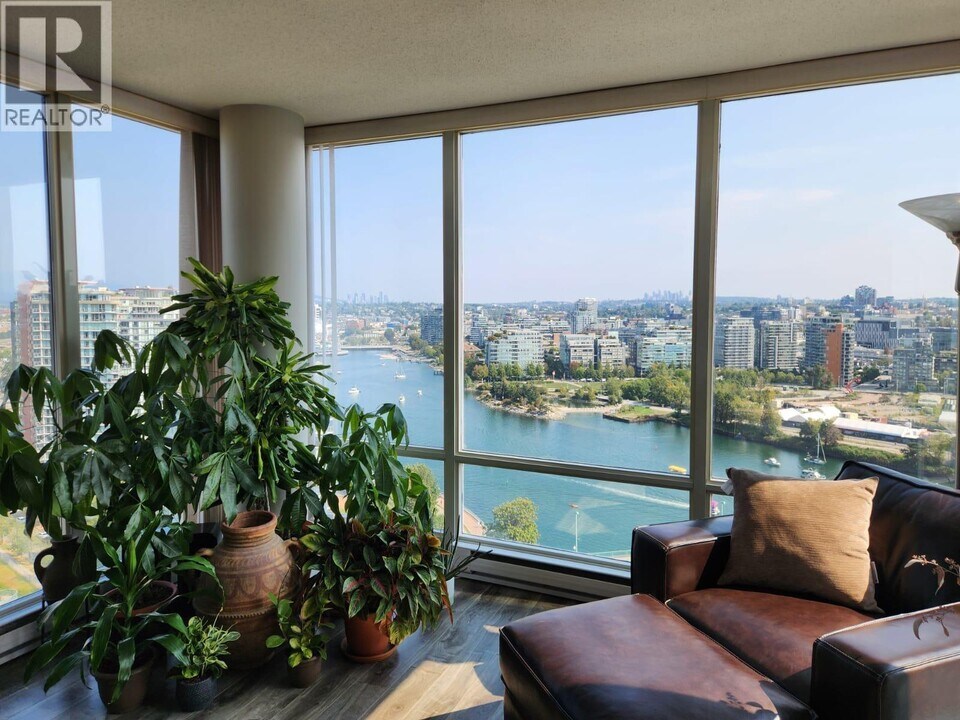 1033 Marinaside Crescent in Vancouver, BC - Building Photo