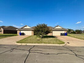 10201 Iris Ln in Waco, TX - Building Photo