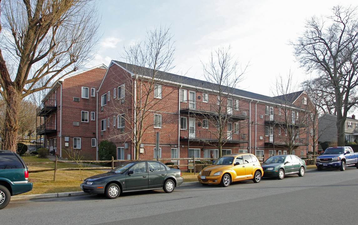 Village Gardens in Mamaroneck, NY - Foto de edificio