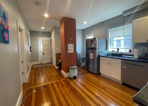 23 Berwick Rd, Unit 1 in Medford, MA - Foto de edificio - Building Photo
