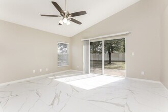 4132 Waltham Forest Dr in Tavares, FL - Foto de edificio - Building Photo