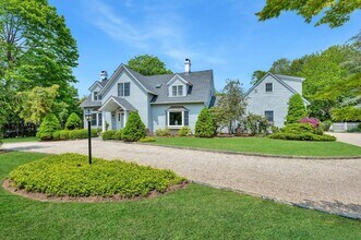 35 Toylsome Ln in Southampton, NY - Building Photo - Building Photo