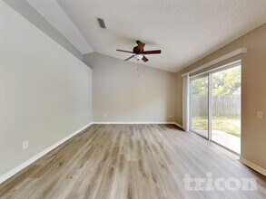 233 Lakeway Ln in Apollo Beach, FL - Foto de edificio - Building Photo