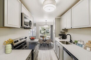 Beautifully Renovated 1 & 2 Bedroom Apartments in Lynnwood! in Lynnwood, WA - Building Photo