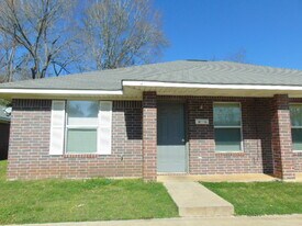 1030 San Saba St in Jacksonville, TX - Building Photo