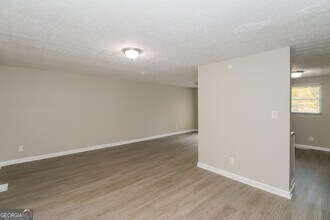 7180 Buck Creek Dr in Fairburn, GA - Building Photo - Building Photo