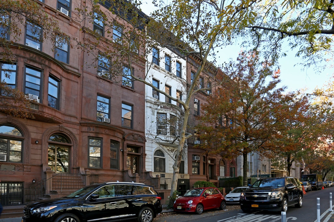 114 W 76th St in New York, NY - Foto de edificio