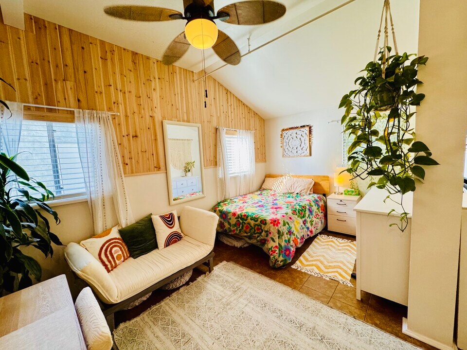 12807 Gilmore Ave in Los Angeles, CA - Building Photo