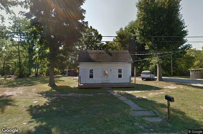301 E Olive St in Mc Leansboro, IL - Building Photo