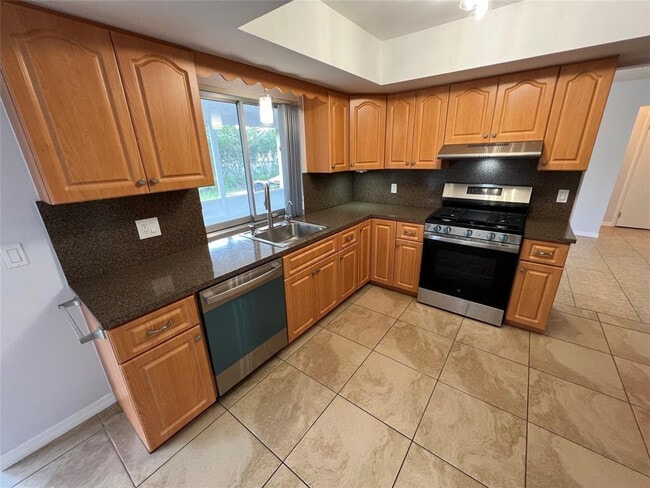 2650 NW 94th Way in Sunrise, FL - Building Photo - Building Photo