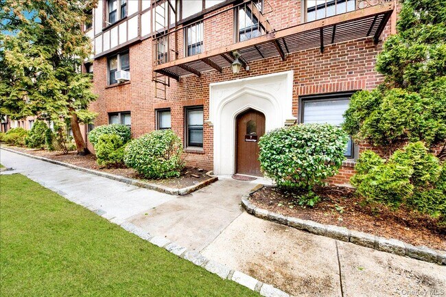 7 Greenridge Ave in White Plains, NY - Building Photo - Building Photo