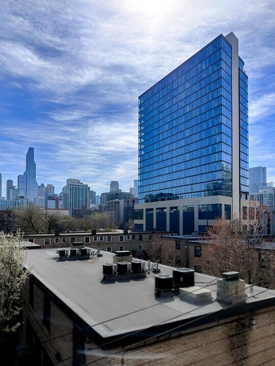 808 N Cleveland Ave in Chicago, IL - Building Photo