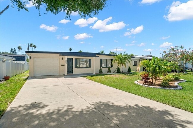 4135 Des Moines St NE, Unit 208-4 in St. Petersburg, FL - Building Photo - Building Photo