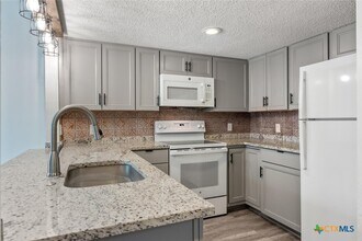 27 Marina Cir in Wimberley, TX - Foto de edificio - Building Photo