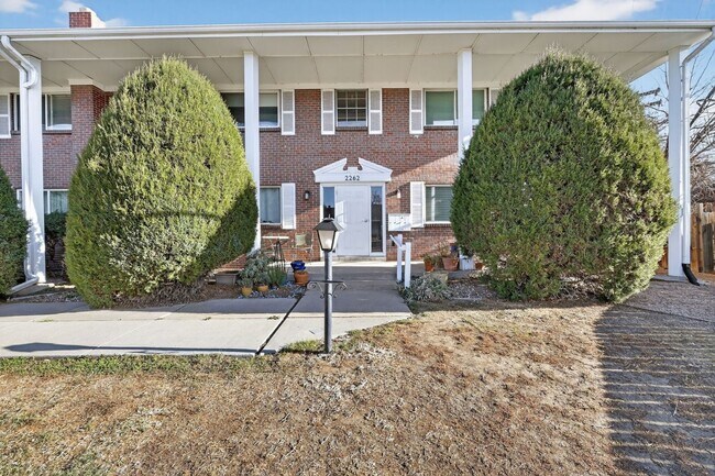 2262 S Vly Hwy in Denver, CO - Building Photo - Building Photo