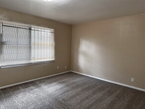 3915 Brookfield Dr in Houston, TX - Building Photo - Building Photo