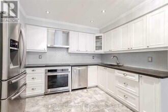 2261-2261 Lake Shore Blvd W in Toronto, ON - Building Photo - Building Photo