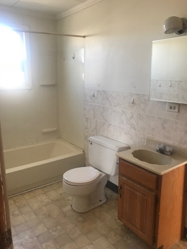 413 W 5th St in Pine Bluffs, WY - Building Photo - Building Photo