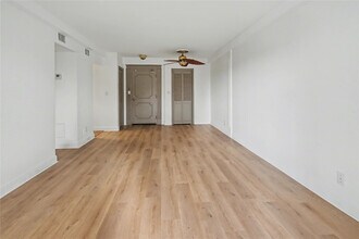 3000 Riomar St in Fort Lauderdale, FL - Building Photo - Building Photo