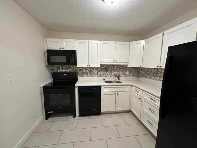75 Monmouth St, Unit 105 in Brookline, MA - Building Photo - Building Photo