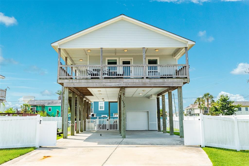 16547 Jolly Roger Rd in Jamaica Beach, TX - Building Photo