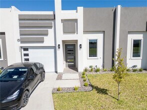 2818 W Wisconsin Rd in Edinburg, TX - Foto de edificio - Building Photo