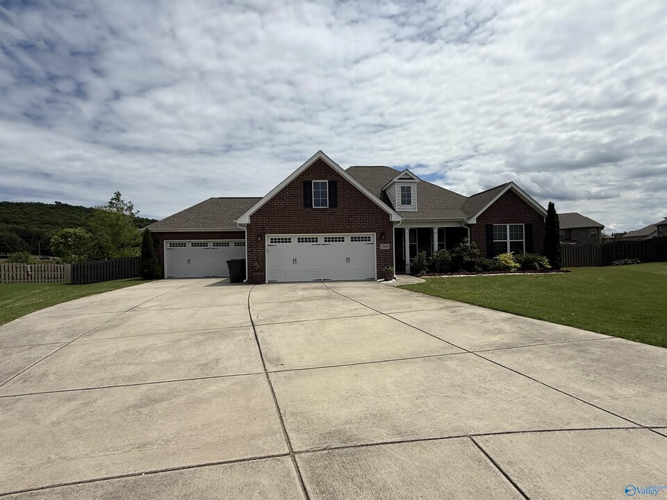 2101 Milk Run Trl SW in Huntsville, AL - Building Photo