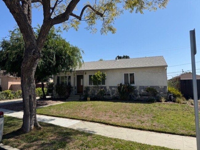 3664 Lomina Ave in Long Beach, CA - Building Photo - Building Photo