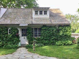 190 Cross Hwy, Unit Front apt. in Westport, CT - Building Photo