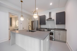 1814 W Thomas St, Unit 1F in Chicago, IL - Building Photo - Building Photo