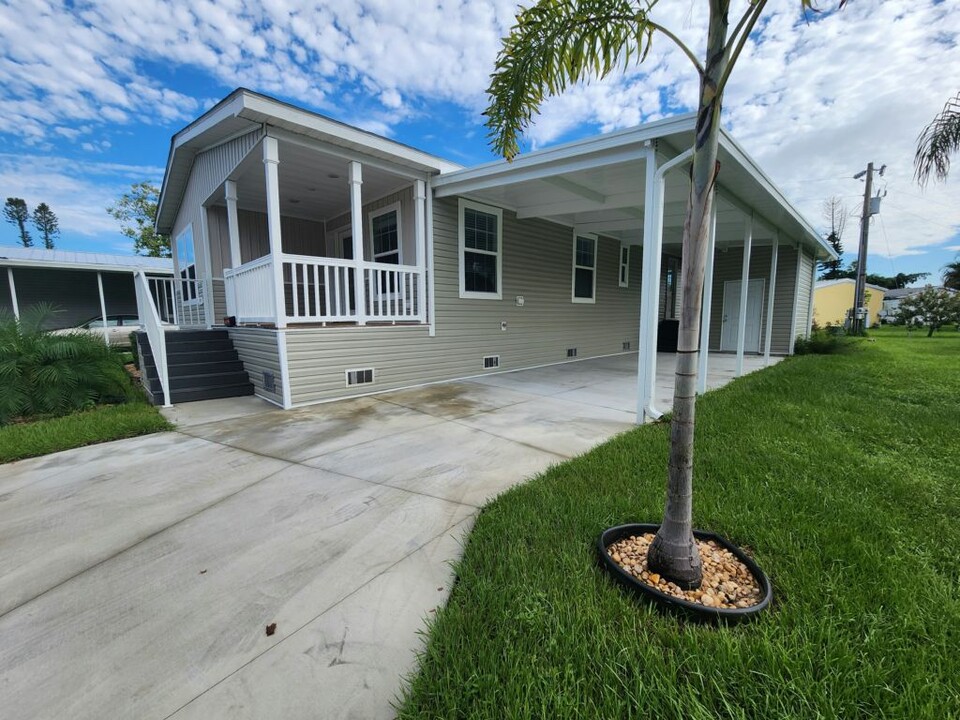 79 Gazelle Dr in North Fort Myers, FL - Foto de edificio