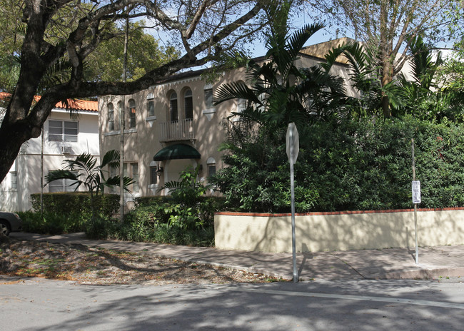 Vera Gardens in Coral Gables, FL - Foto de edificio - Building Photo