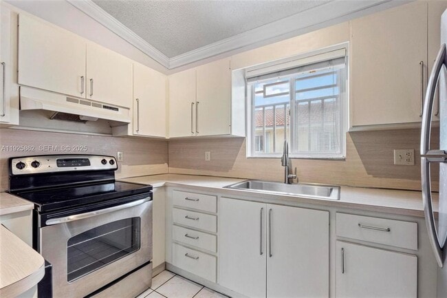 10101 W Okeechobee Rd, Unit 13202 in Hialeah Gardens, FL - Building Photo - Building Photo