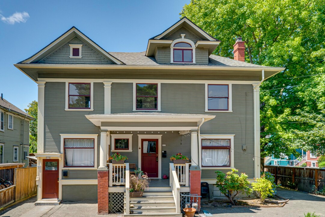 907-911-911 SE 16th Ave in Portland, OR - Building Photo