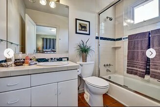 5700 Balmoral Dr in Oakland, CA - Foto de edificio - Building Photo