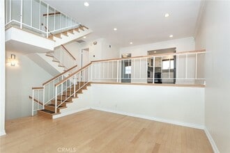 5353 Corteen Pl in Los Angeles, CA - Foto de edificio - Building Photo