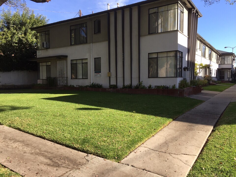 2064 Rodney Dr in Los Angeles, CA - Foto de edificio