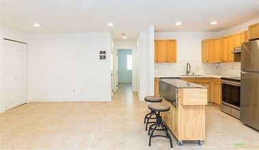 2850 Reynard Way, Unit 11 in San Diego, CA - Building Photo - Building Photo
