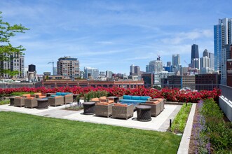 645 N Kingsbury St, Unit 4007 in Chicago, IL - Foto de edificio - Building Photo