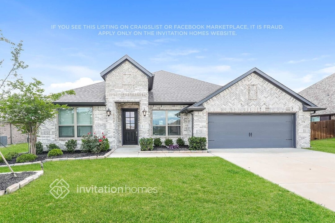254 Hedgewood Dr in Waxahachie, TX - Building Photo